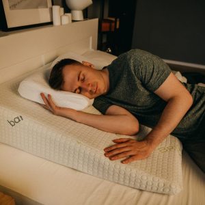 Клиновидная подушка для позвоночника