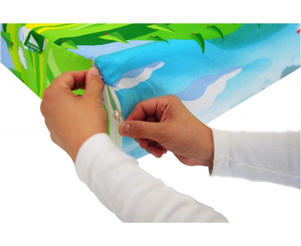 123675 Клиновидная подушка VITADREAM Basic 120/60/15 (машинки)