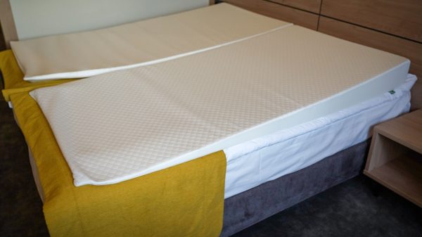 2 основы на кровати обраб 456925 Жесткая клиновидная основа под матрац VITADREAM 180/100/15